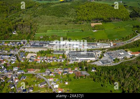 Luftaufnahme, Wohngebiet, Blick auf den Stadtteil Hoppecke, Industriegebiet Hoppecke Batterien GmbH Batteriehersteller, Hoppecke, Brilon, Sauerland, Stockfoto