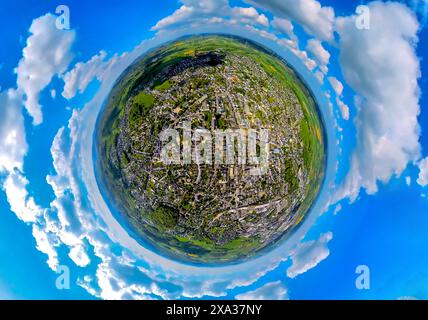 Aus der Vogelperspektive, Stadtzentrum mit Marktplatz und Rathaus, St. Peter und St. Andrew's Catholic Church, Wohnviertel Brilon-Stadt, Globus, Fisheye i Stockfoto