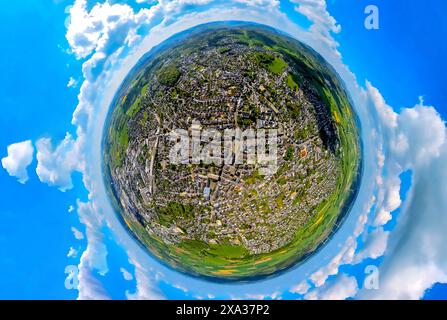 Aus der Vogelperspektive, Stadtzentrum mit Marktplatz und Rathaus, St. Peter und St. Andrew's Catholic Church, Wohnviertel Brilon-Stadt, Globus, Fisheye i Stockfoto