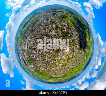 Aus der Vogelperspektive, Stadtzentrum mit Marktplatz und Rathaus, St. Peter und St. Andrew's Catholic Church, Wohnviertel Brilon-Stadt, Globus, Fisheye i Stockfoto