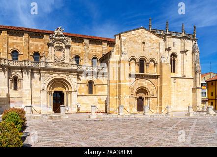 Leon, Spanien - 13. April 2024: Blick auf die Basilika San Isidoro und den Stadtplatz in der Innenstadt von Leon Stockfoto