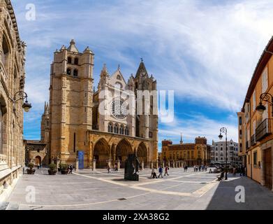 Leon, Spanien - 13. April 2024: Blick auf das historische Wahrzeichen der Kathedrale von Leon und den Plaza Mayor Stadtplatz Stockfoto