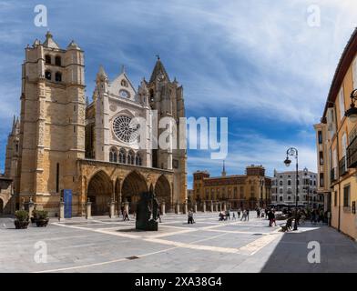 Leon, Spanien - 13. April 2024: Blick auf das historische Wahrzeichen der Kathedrale von Leon und den Plaza Mayor Stadtplatz Stockfoto