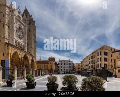 Leon, Spanien - 13. April 2024: Blick auf das historische Wahrzeichen der Kathedrale von Leon und den Plaza Mayor Stadtplatz Stockfoto