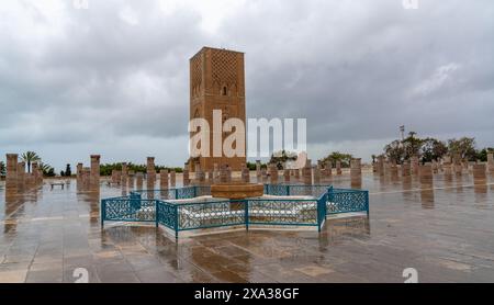 Rabat, Marokko - 30. März 2024: Panoramablick auf den Hassan-Turm und die Moschee-Ruinen in der Nähe des Grabes von Mohammed V. in der Innenstadt von Rabat Stockfoto