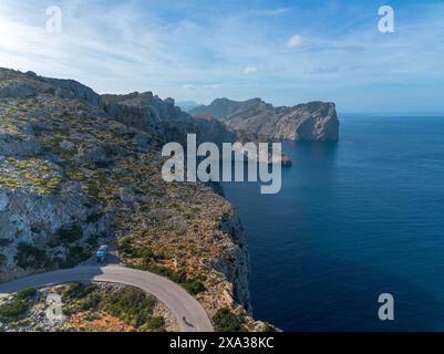 Radfahrer und Wohnmobil auf der kurvigen Bergstraße, die zum Cap de Formentor im Norden Mallorcas führt Stockfoto