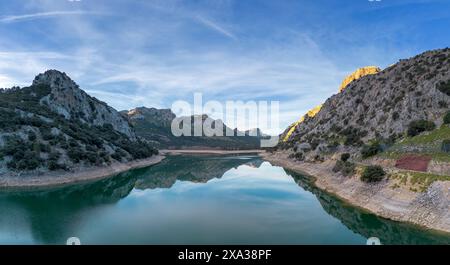 Ein Blick aus der Vogelperspektive auf den malerischen Gorg Blau Bergsee und Stausee in den Serra de Tramuntana Bergen im Norden Mallorcas Stockfoto