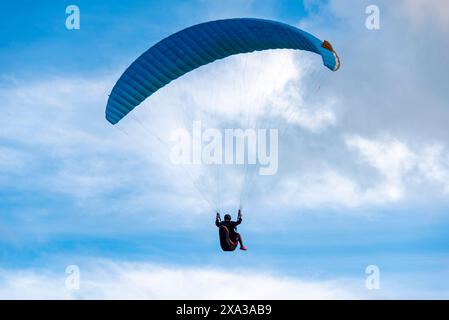 Gleitschirmfliegen in New Plymouth - Neuseeland Stockfoto