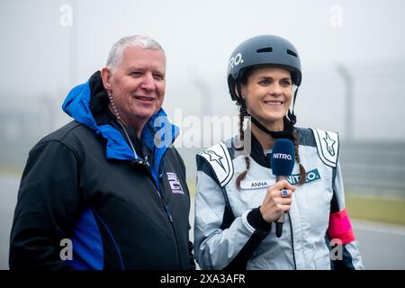 Walter Hornung (Rennleiter), Anna Schroejahr (RTL Nitro TV Moderatorin) in der Startaufstellung, GER, 52. ADAC Ravenol 24h Nürnberg, 24 Stunden Rennen, 02.06.2024 Foto: Eibner-Pressefoto/Michael Memmler Stockfoto