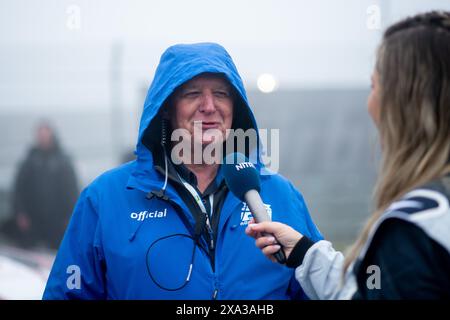 Walter Hornung (Rennleiter) gibt ein Interview in der Startaufstellung, GER, 52. ADAC Ravenol 24h Nürnberg, 24 Stunden Rennen, 02.06.2024 Foto: Eibner-Pressefoto/Michael Memmler Stockfoto