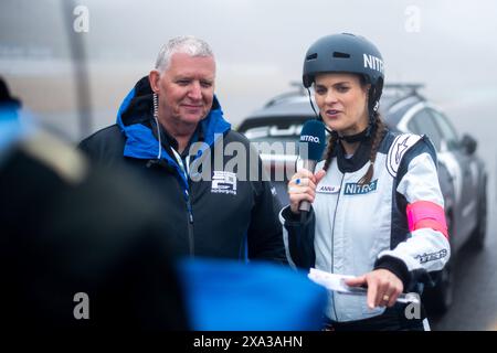 Walter Hornung (Rennleiter), Anna Schroejahr (RTL Nitro TV Moderatorin) in der Startaufstellung, GER, 52. ADAC Ravenol 24h Nürnberg, 24 Stunden Rennen, 02.06.2024 Foto: Eibner-Pressefoto/Michael Memmler Stockfoto