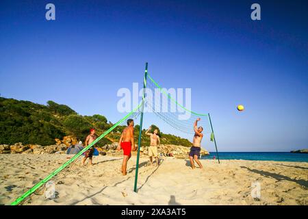 Spielen Sie Beachvolleyball, Cala Varques, unberührte Bucht in der Gemeinde Manacor, Mallorca, Spanien Stockfoto