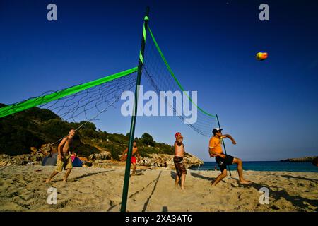 Spielen Sie Beachvolleyball, Cala Varques, unberührte Bucht in der Gemeinde Manacor, Mallorca, Spanien Stockfoto