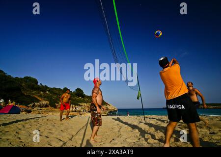 Spielen Sie Beachvolleyball, Cala Varques, unberührte Bucht in der Gemeinde Manacor, Mallorca, Spanien Stockfoto