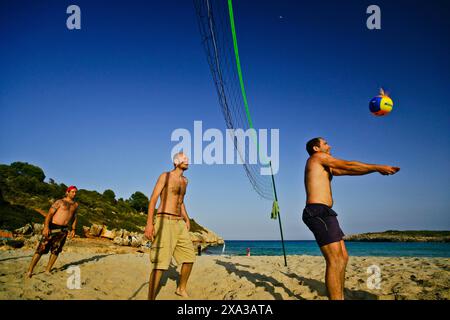 Spielen Sie Beachvolleyball, Cala Varques, unberührte Bucht in der Gemeinde Manacor, Mallorca, Spanien Stockfoto