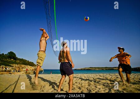 Spielen Sie Beachvolleyball, Cala Varques, unberührte Bucht in der Gemeinde Manacor, Mallorca, Spanien Stockfoto