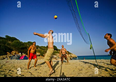 Spielen Sie Beachvolleyball, Cala Varques, unberührte Bucht in der Gemeinde Manacor, Mallorca, Spanien Stockfoto