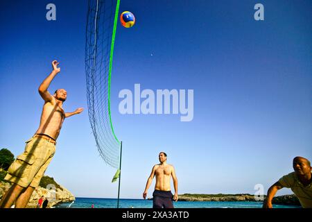 Spielen Sie Beachvolleyball, Cala Varques, unberührte Bucht in der Gemeinde Manacor, Mallorca, Spanien Stockfoto