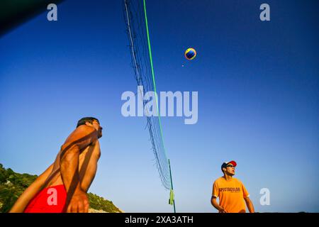 Spielen Sie Beachvolleyball, Cala Varques, unberührte Bucht in der Gemeinde Manacor, Mallorca, Spanien Stockfoto