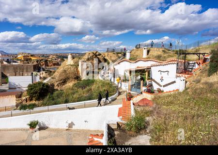 Guadix, Touristen in Padre Poveda Aussichtspunkt, Granada Geopark, Granada Provinz, Andalusien, Spanien Stockfoto