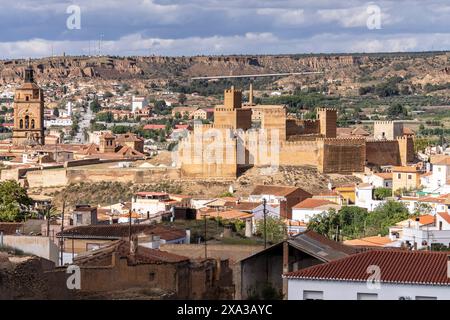 Alcazaba (Guadix-Burg) und Kathedrale der Inkarnation, Guadix, Granada Geopark, Granada Provinz, Andalusien, Spanien Stockfoto