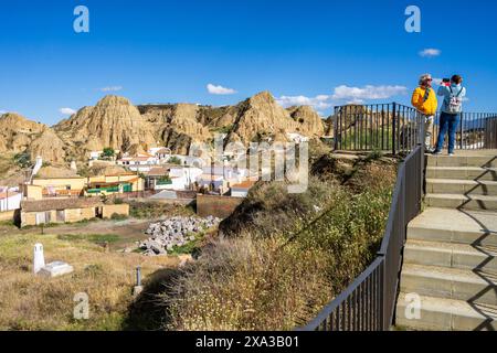 Guadix, Touristen in Padre Poveda Aussichtspunkt, Granada Geopark, Granada Provinz, Andalusien, Spanien Stockfoto