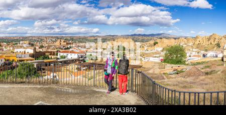 Guadix, Touristen in Padre Poveda Aussichtspunkt, Granada Geopark, Granada Provinz, Andalusien, Spanien Stockfoto