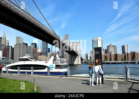 Atemberaubende Aussicht auf Downtown Manhattan entlang des Hudson River, mit der berühmten Brooklyn Bridge, Mai 2024, Amerika USA Stockfoto