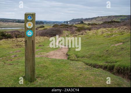 Wales Coastal Path hölzerner Wegweiser, der die Route entlang eines Weges durch die Landschaft in der Nähe von Bridgend, Südwales, anzeigt Stockfoto