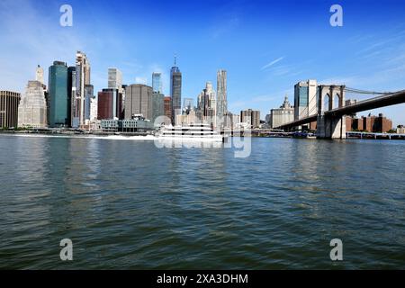 Atemberaubende Aussicht auf Downtown Manhattan entlang des Hudson River, mit der berühmten Brooklyn Bridge, Mai 2024, Amerika USA Stockfoto
