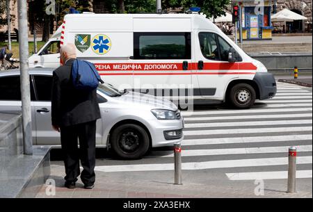 Nicht exklusiv: KIEW, UKRAINE - 3. JUNI 2024 - ein Krankenwagen kämpft durch den Verkehr in der Straße von Kiew, Hauptstadt der Ukraine. Stockfoto