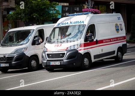 Nicht exklusiv: KIEW, UKRAINE - 3. JUNI 2024 - ein Krankenwagen kämpft durch den Verkehr in der Straße von Kiew, Hauptstadt der Ukraine. Stockfoto