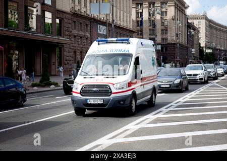 Nicht exklusiv: KIEW, UKRAINE - 3. JUNI 2024 - ein Krankenwagen kämpft durch den Verkehr auf der Chreshtschatjk Straße, Kiew, Hauptstadt der Ukraine. Stockfoto