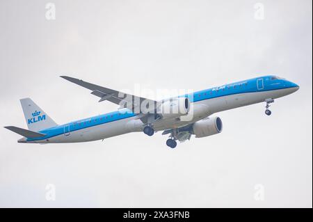 02.06.2024, Berlin, Deutschland, Europa - Ein KLM Cityhopper Embraer E195-E2 Passagierflugzeug mit der Registrierung PH-NXB nähert sich dem Berliner Flughafen BER an. Stockfoto