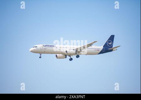 02.06.2024, Berlin, Deutschland, Europa - Lufthansa Airbus A321-231 Passagierflugzeuge mit der Registrierung D-AIDM nähert sich dem Flughafen Berlin Brandenburg an. Stockfoto