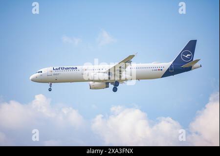 02.06.2024, Berlin, Deutschland, Europa - Lufthansa Airbus A321-231 Passagierflugzeuge mit der Registrierung D-AIDM nähert sich dem Flughafen Berlin Brandenburg an. Stockfoto