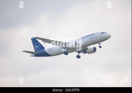 02.06.2024, Berlin, Deutschland, Europa - Lufthansa Airbus A320-214 Passagierflugzeug mit der Registrierung D-AIZD nähert sich dem Flughafen Berlin Brandenburg an. Stockfoto