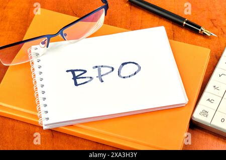 BPO - Short für Outsourcing von Geschäftsprozessen. BPO-Aufschrift auf dem Notebook, das auf dem Schreibtisch des Geschäftsmannes liegt Stockfoto