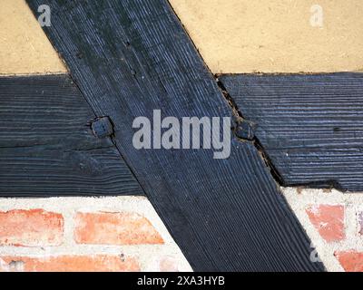 Gitterturkreuz - das restaurierte Fachwerk gehört zu einer renovierten Scheune und verbindet historische Architektur mit moderner Nutzung. Stockfoto