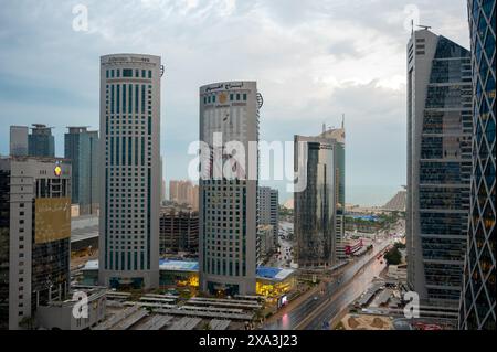 Doha Straßen und Verkehr Westbucht Doha Katar bei Regen Stockfoto