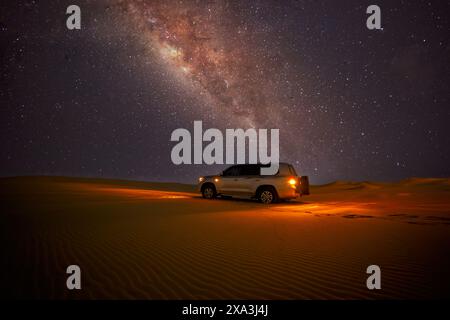 Milchstraßengalaxie in singender Düne Katar - Galaktische Kernbucht in Katar Stockfoto