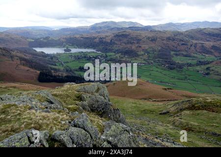 Grasmere Village & Grasmere Lake von den Crags auf dem Gipfel des Wainwright „Stone Arthur“ im Lake District National Park, Cumbria, England. Stockfoto