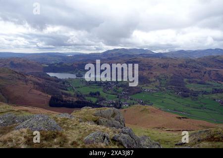 Grasmere Village & Grasmere Lake von den Crags auf dem Gipfel des Wainwright „Stone Arthur“ im Lake District National Park, Cumbria, England. Stockfoto