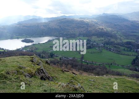 Grasmere Village & Grasmere Lake vom Weg zum Wainwright „NAB Scar“ & Alcock Tarn im Lake District National Park, Cumbria, England, Großbritannien. Stockfoto