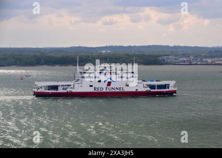 Die Red Funnel Passagier- und Autofähre „Red Osprey“ segelt auf der Solent von Southampton zur Isle of Wight. Hampshire, England, Großbritannien. Stockfoto