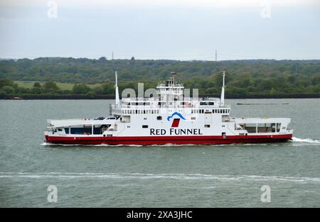 Die Red Funnel Passagier- und Autofähre „Red Eagle“ segelt auf der Solent nach Southampton von der Isle of Wight, Hampshire, England, Großbritannien. Stockfoto