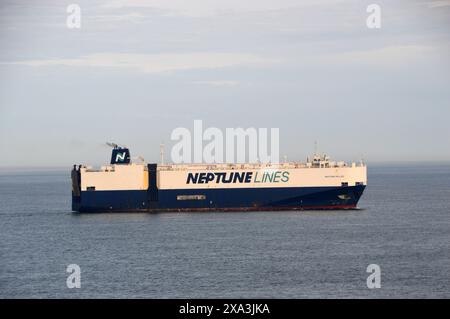 Die NEPTUNE HELLAS ist ein Auto- und Lkw-Träger, der in der Nordsee von Montoir in Frankreich nach Emden in Deutschland, EU, segelt. Stockfoto