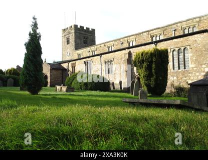 St Andrew's The 12th Century Parish Church ist ein denkmalgeschütztes Gebäude im Village of Dent, Dentdale, Yorkshire Dales National Park, England, Großbritannien. Stockfoto