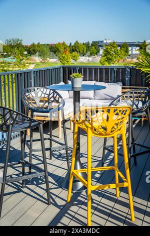Sitz- und Entspannungsbereich auf dem Dach eines modernen Stadthauses mit grünen Pflanzen Stockfoto