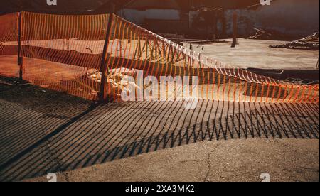 Orangefarbenes Zaunnetz auf der Baustelle, selektiver Fokus Stockfoto